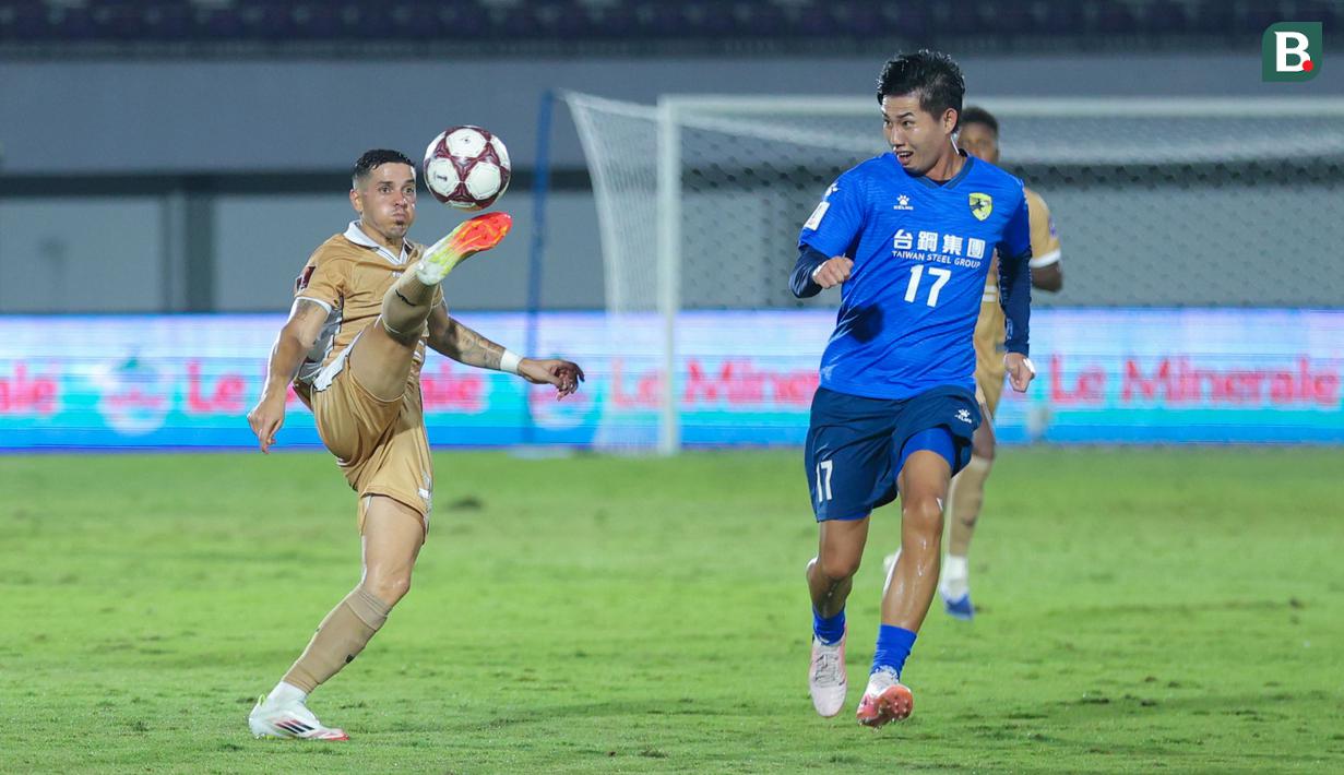 Pemain Dewa United, Alexis Messidoro, mengontrol bola saat melawan Tainan City FC pada matchday kedua Grup E AFC Challenge League 2025/2026 di Stadion Indomilk Arena, Rabu (29/10/2025) malam WIB. (Bola.com/M Iqbal Ichsan)