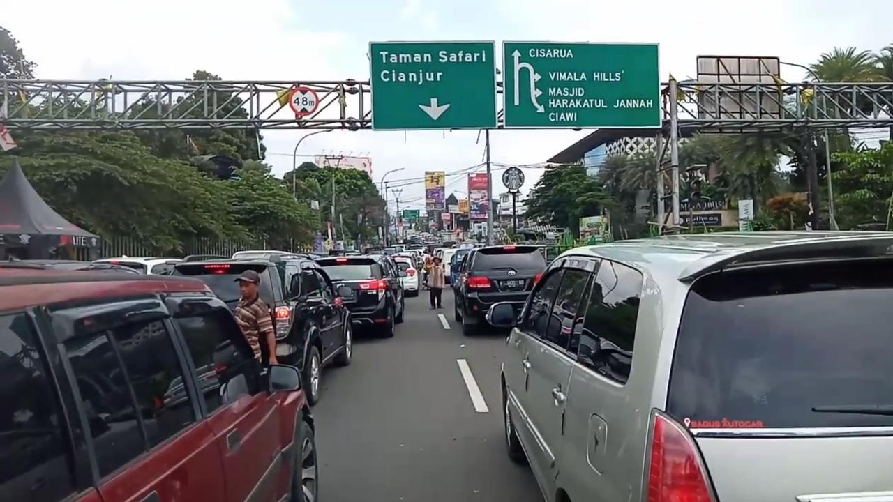 Volume kendaraan menuju kawasan Puncak Bogor jelang libur Natal 2022 dan Tahun Baru 2023 terpantau padat