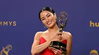 Anna Sawai menangkan piala Emmy Awards pertama. (dok. Robyn Beck / AFP)