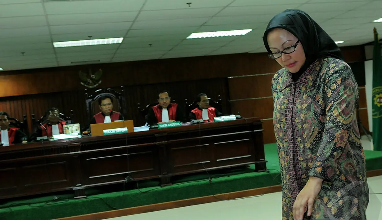 Majelis Hakim yang diketuai Matius Samiadji menjatuhkan hukuman pidana penjara selama 4 tahun kepada Gubernur Banten, Ratu Atut Chosiyah, Jakarta, Senin (1/9/2014) (Liputan6.com/Faisal R Syam)
