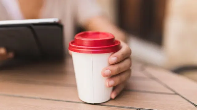 Cangkir kopi sekali pakai