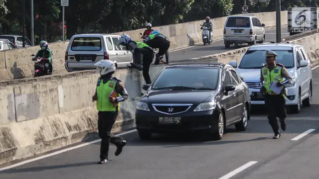 Ulah Pemotor di JLNT Kampung Melayu-Tanah Abang