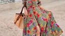 Diah Permatasari juga liburan ke Bali bersama putranya. Di pantai ia mengenakan long dress floral spaghetti strap. Membawa tote bag coklat dan mengenakan topi pantai. [@dps_diahpermatasari]