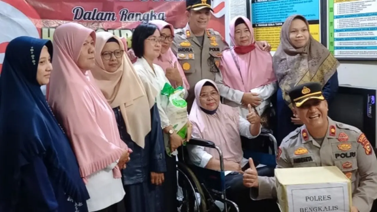 Guru di Kabupaten Bengkalis mendapatkan bantuan sosial dari Polres Bengkalis.