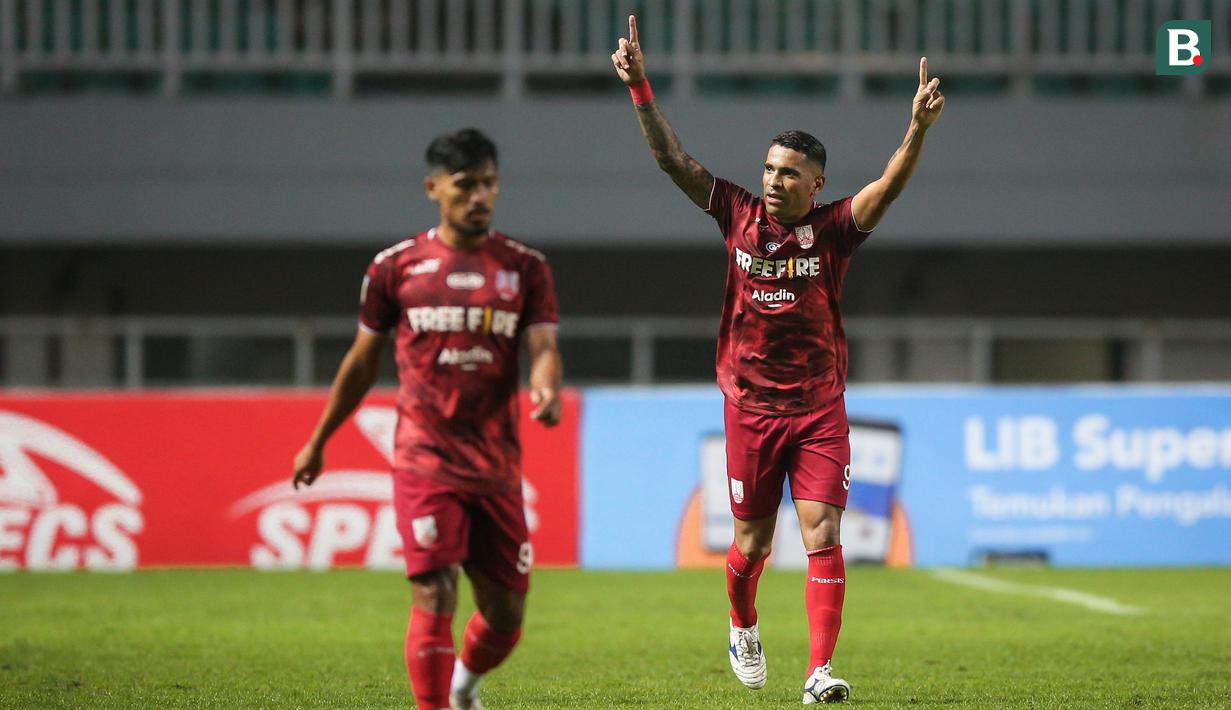 Pemain Persis Solo, Alberto Beto Goncalves melakukan selebrasi usai mencetak gol penyeimbang 1-1 ke gawang Martapura Dewa United dalam laga semifinal Liga 2 2021 di Stadion Pakansari, Bogor, Senin (27/12/2021). (Bola.com/Bagaskara Lazuardi)