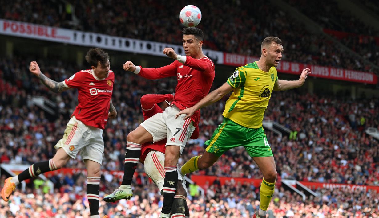 Gol kedua ia cetak lewat sundulan. Ronaldo sudah mencetak 21 gol dalam 34 penampilan untuk MU di semua kompetisi musim ini. Rinciannya adalah 15 gol di Premier League dan 6 gol di Liga Champions. (AFP/Paul Ellis)