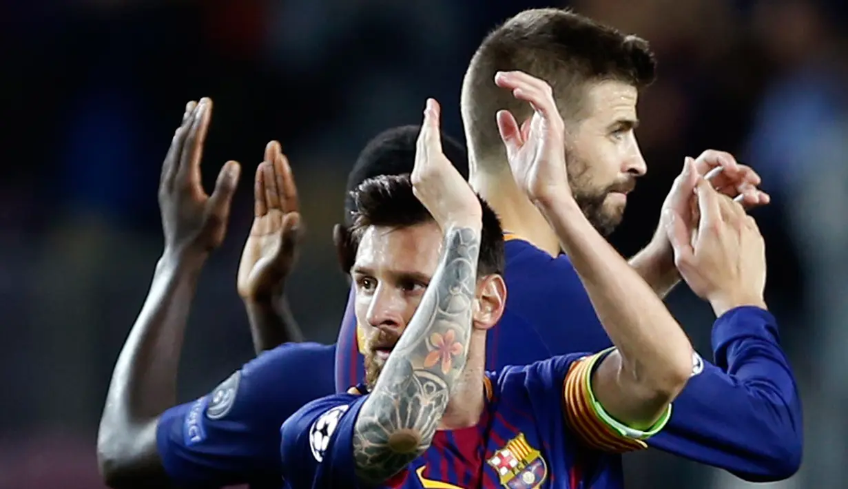 Pemain Bacelona, Lionel Messi merayakan kemenangan timnya 3-0 atas Juventus pada babak penyisihan Grup D Liga Champions di Camp Nou, Selasa (13/9). Lionel Messi jadi bintang di laga ini dengan torehan dua gol. (AP Photo/Francisco Seco)