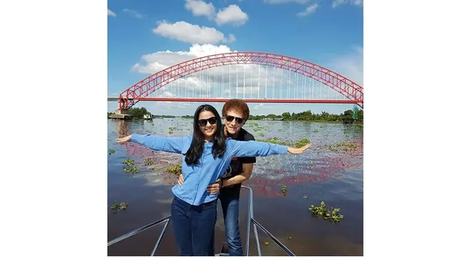 Beda Usia 37 Tahun, Ini 6 Potret Ahmad Albar dan Istri yang Rayakan Anniversary ke-14