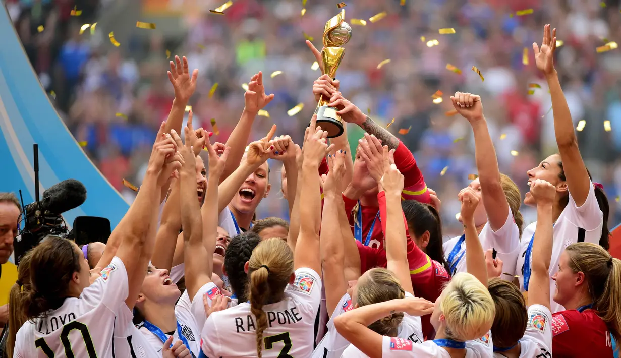 Para pemain AS mengangkat trofi usai memenangkan gelar juara Piala Dunia wanita 2015 di BC Place, Kanada, Senin (6/7/2015). Amerika berhasil mengalahkan Jepang dengan skor 5-2.  (Reuters/Michael Chow)