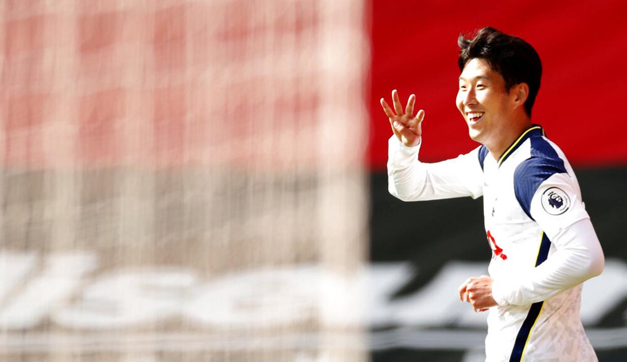 Pemain Tottenham Hotspur Son Heung-min melakukan selebrasi usai mencetak gol ke gawang Southampton pada pertandingan Liga Premier Inggris di Stadion St. Mary, Southampton, Inggris, Minggu (20/9/2020). Tottenham menekuk Southampton 5-2, Son Heung-min menyumbang empat gol. (Andrew Boyers/Pool via AP)