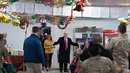 Presiden Donald Trump dan ibu negara Melania Trump mengunjungi pasukan militer Amerika di Pangkalan Udara al Asad, Irak, Rabu (26/12). Kunjungan ini merupakan kunjungan perdananya ke wilayah konflik semasa 2 tahun pemerintahannya. (AP/Andrew Harnik)