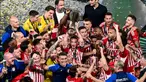 Pemain Olympiakos, Konstantinos Fortounis (tengah) merayakan kemenangan usai final Europa Conference League 2023/2024 melawan Fiorentina di AEK Arena di Athena pada 30 Mei 2024 WIB. (ThÈophile BLOUDANIS/AFP)
