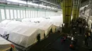 Pemandangan sejumlah tenda yang didirikan bagi para migran di dalam hanggar bekas bandara Tempelhof di Berlin, Jerman, Rabu (9/12/2015). Jerman menerima satu juta migran dari beberapa negara yang sedang dilanda perang. (REUTERS/Fabrizio Bensch)