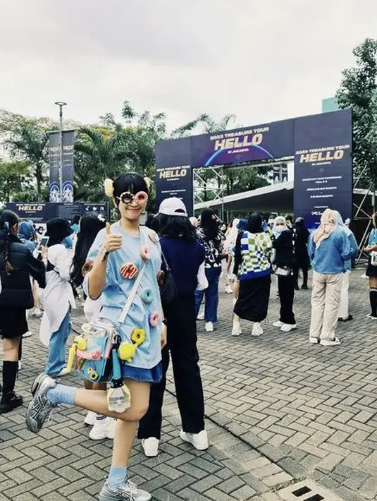 Di hari pertama, Dinda tampil dengan kostum serba donut. Seperti tshirt biru oversize yang dipenuhi donut. Ia memadukannya dengan mini skirt denim dan sneakers. Credit: Instagram/(@dindakanyaa)