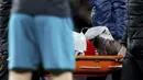 Pemain Manchester United, Romelu Lukaku mendapat perawatan medis usai menderita cedera kepala saat melawan Southampton pada lanjutan Premier League di Old Trafford, Manchester, (30/12/2017). MU hanya bermain imbang 0-0. (Martin Rickett/PA via AP)