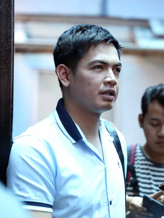 Terkait dengan rumor rumah tangganya, ia menyarankan untuk bertanya langsung pada istrinya. Sebelum meninggalkan wartawan, ia janji memberikan pernyataan terkait rumah tangganya. (Nurwahyunan/Bintang.com)