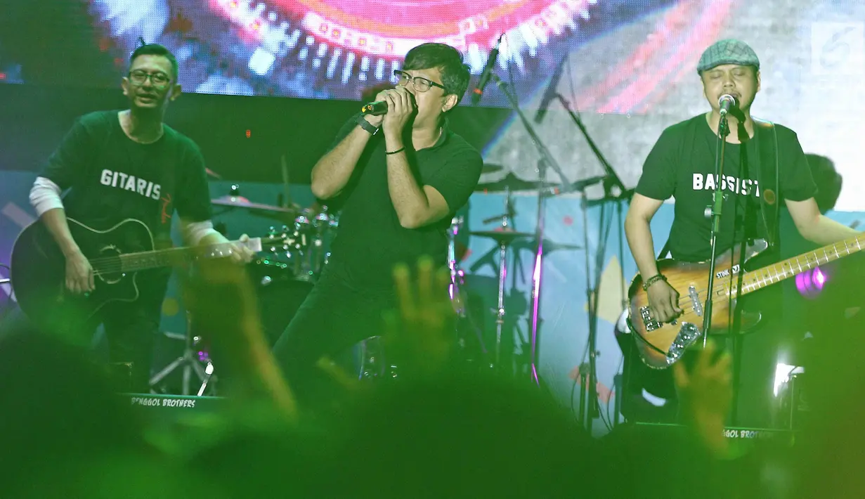 Aksi panggung Band Stinky dalam event bertajuk "The 90s Festival" di Gambir Expo, Kemayoran, Jakarta, Sabtu (25/11). (Liputan6.com/Herman Zakharia)
