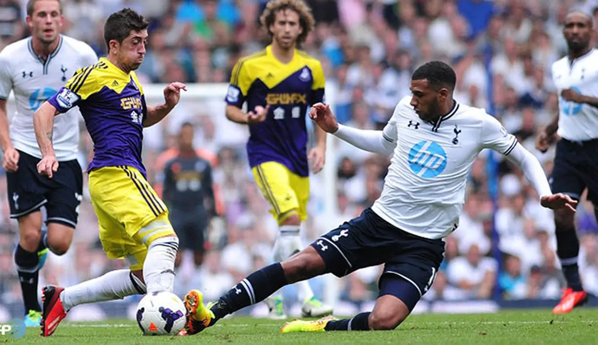 Etienne Capoue menghadang laju bola Pablo Hernandez pada pertandingan Liga Inggris antara Tottenham Hotspur melawan Swansea City di Stadion White Hart Lane, London Minggu 25 Agustus 2013. (AFP/Carl Court)
