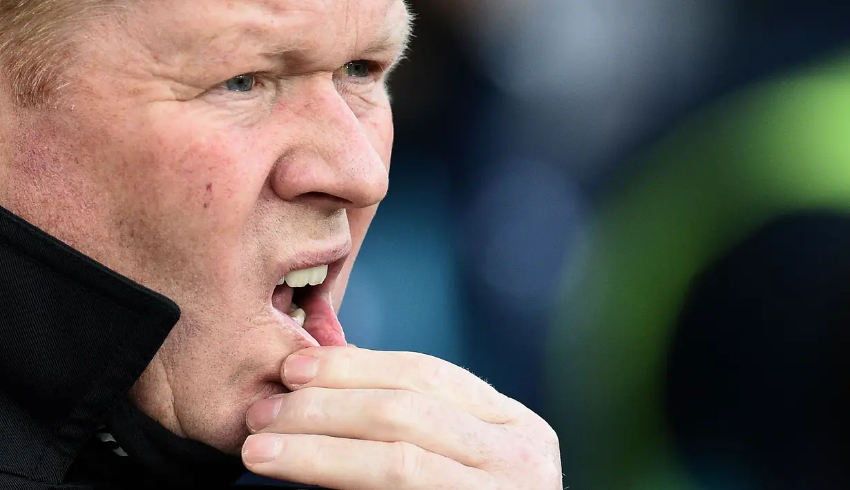 Keempat, Ronald Koeman memiliki sifat pesimis dan mudah menyerah. Sikap realistisnya bisa jadi bumerang untuk dirinya sendiri. (AFP/Ian Kington)