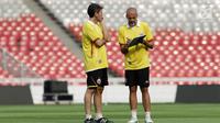 Pelatih Persija Jakarta, Julio Banuelos, berbincang dengan asisten pelatih saat menggelar latihan di SUGBK, Jakarta, Selasa (9/7). Jelang hadapi Persib dalam laga pekan kedelapan Shopee Liga 1 2019, Persija gelar latihan tertutup. (Bola.com/Yoppy Renato)