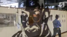 Pengamanan dalam DPR  melihat karya lukis dan karya foto pada pameran 150 Tahun Mahatma Gandhi di kompleks Parlemen, Senayan, Jakarta, Jumat (2/10/2020). Pameran ini kerjasama Kedubes India dan DPR mengambil tema "kebenaran, anti kekerasan dan Satyagraha". (Liputan6.com/Johan Tallo)
