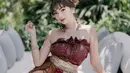 Masih ingat penampilan Glenca Chysara mengenakan baju adat Bali yang viral ini? Glenca tampil super menawan dibalut baju adat Bali berwarna merah dengan sentuhan kain keemasan yang mewah. Glenca juga mendandani dirinya dengan berbagai aksesori emas yang serasi. [Foto: Instagram/glencachysaraofficial]