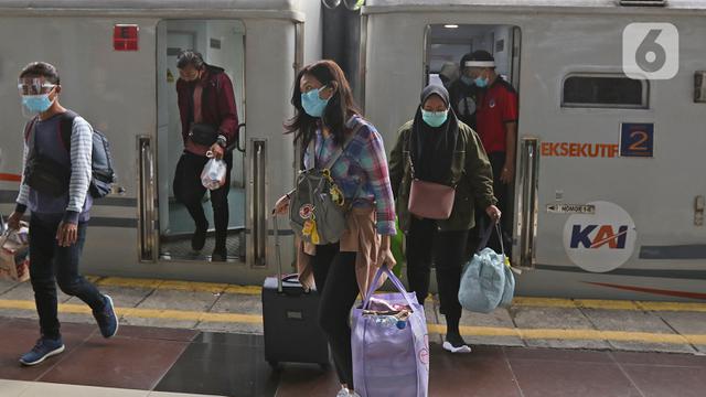 Arus Balik Libur Natal dan Tahun Baru di Stasiun Senen