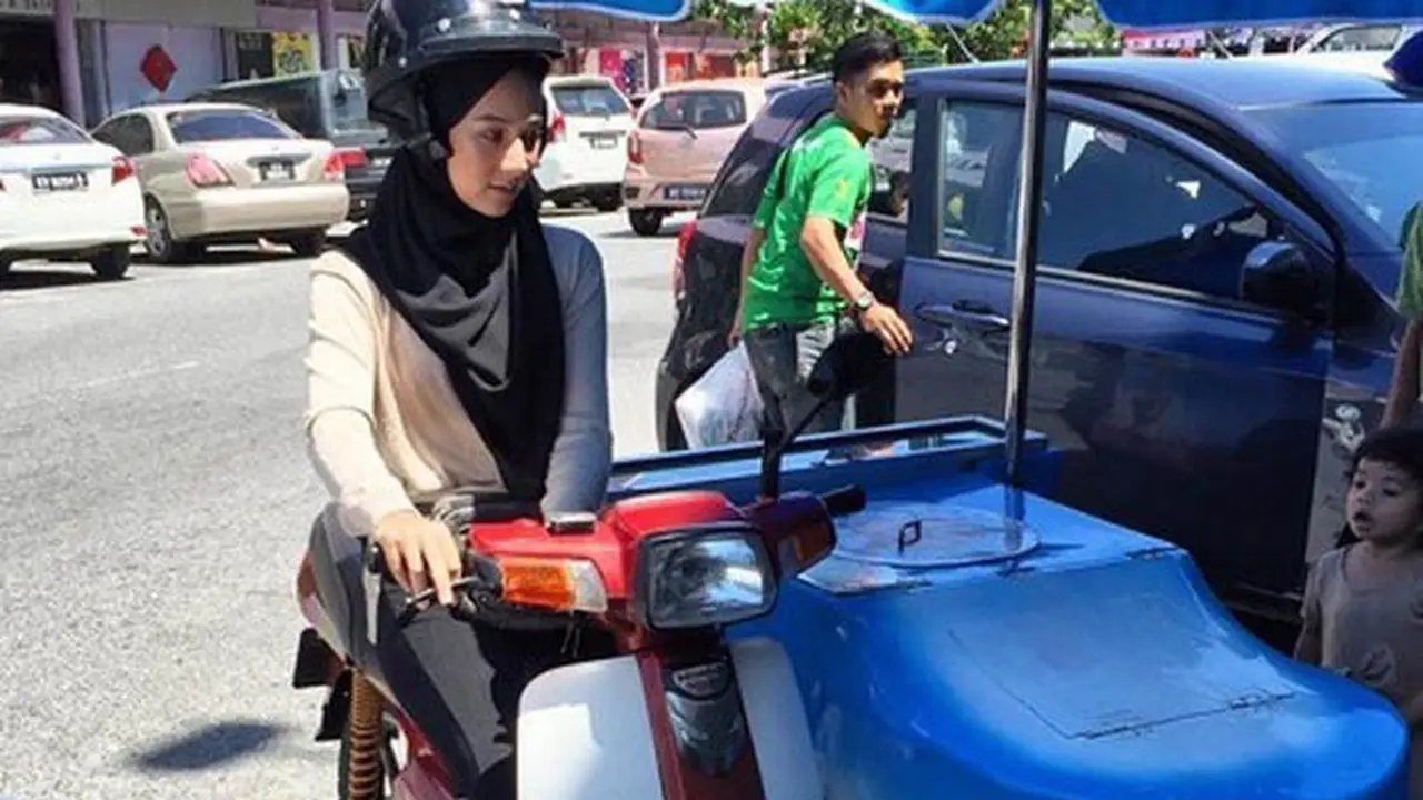Mahasiswa Cantik, Berjualan Es Krim Demi Membantu Bisnis Ayahnya