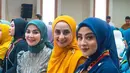 Kebaya dipadukan kerudung navy polos dengan gaya lilit lehernya. Wajahnya dipoles blush on coral dan lipstik coklat matte.  [@official_amteam]