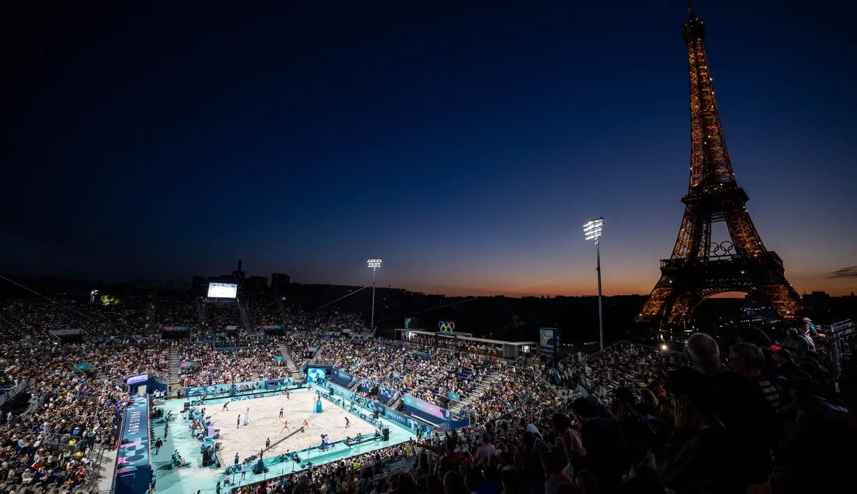 Para penonton menyaksikan pertandingan bola voli pantai grup C putri antara Amerika Serikat dan Republik Ceko dalam Olimpiade Paris 2024 di Stadion Menara Eiffel, Paris, pada 28 Juli 2024. (Luis TATO/AFP)