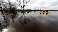 Pengunjung bermain kayak di tengah banjir yang merendam padang rumput Taman Nasional Soomaa, Estonia, Minggu (17/3). Banjir akibat salju yang mencair kerap merendam Taman Nasional Sooma memasuki musim semi. (Reuters/Ints Kalnins)
