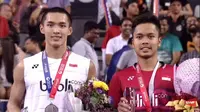 Tunggal putra Indonesia, Anthony Sinisuka Ginting (kanan), memenangi Korea Terbuka Super Series 2017 setelah mengalahkan kompatriotnya, Jonatan Christie, pada final, di Seoul, Minggu (17/9/2017). (Twitter//Wiranto)