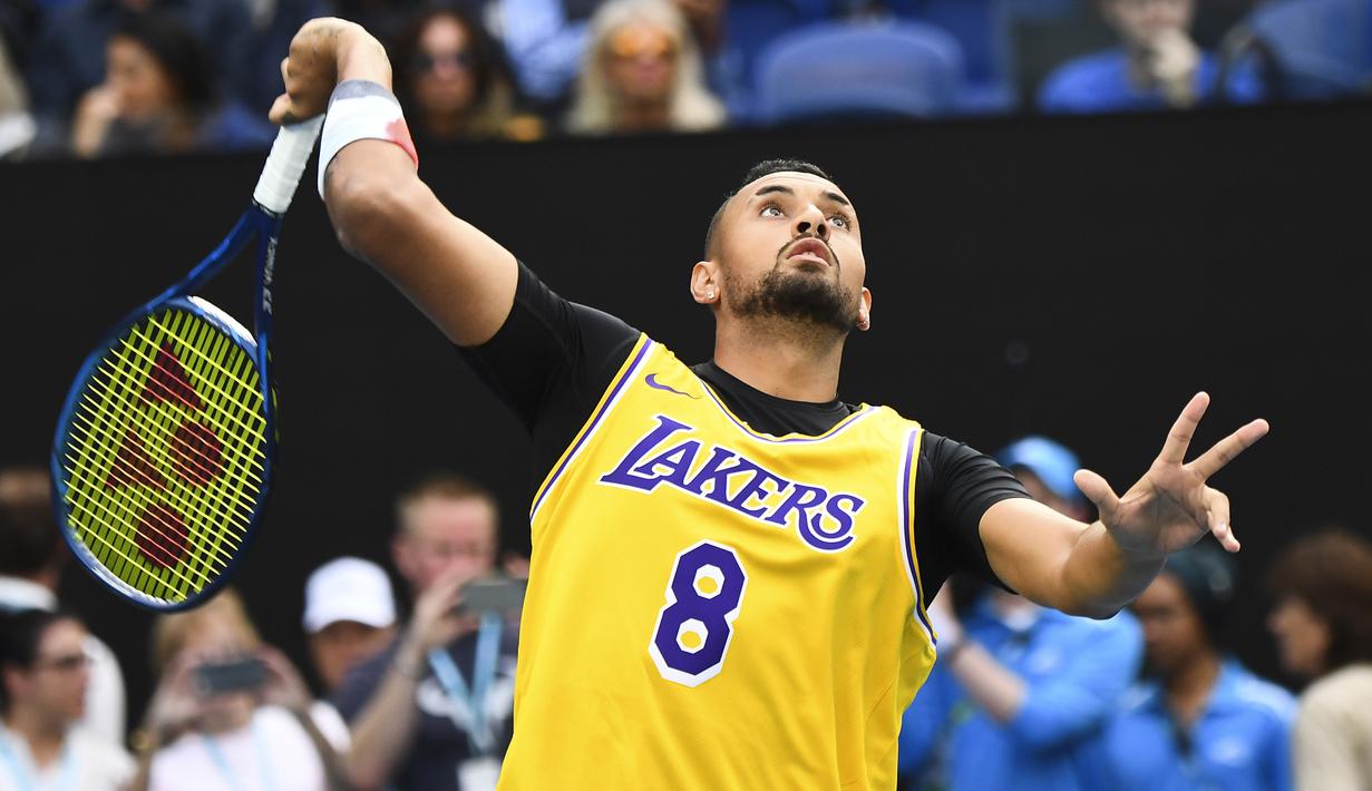 Petenis Australia, Nick Kyrgios, memakai jersey Kobe Bryant sebelum laga Australia Open di Melbourne, Australia, Senin (27/1). Akibat kecelakaan helikopter, legenda NBA itu wafat bersama sang putri. (AFP/William West)