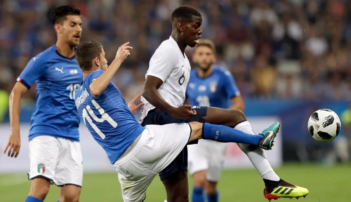 Gelandang Prancis, Paul Pogba berebut bola dengan pemain Italia Jorginho saat bertanding pada pertandingan persahabatan di stadion Allianz Riviera di Nice, Prancis selatan (1/6). Prancis menang telak 3-1 atas Italia. (AP Photo / Claude Paris)