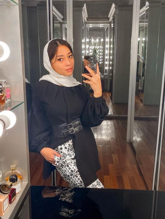 Melalui akun Instagram pribadinya, ia pun mengaku cukup santai menjalani proses belajar. Tak sedikit pula netizen yang turut memberikan semangat dan dukungan. (Liputan6.com/IG/@nikitawillyofficial94)