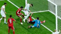 Pemain Spanyol, Gerard Pique (tengah) mencoba mencetak gol ke gawang Iran dalam penyisihan Grup B Piala Dunia 2018 di Kazan Arena, Kazan, Rusia, Rabu (20/6). Gol tunggal Diego Costa membawa Spanyol menumbangkan Iran. (AP Photo/Eugene Hoshiko)