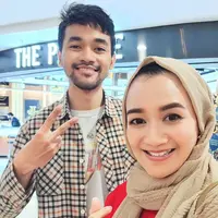 Potret bahagia begitu terlihat dari penyanyi dangdut Nini Carlina. Setelah sempat terpisah setahun, akhirnya sang buah hati tiba dari Irlandia. Momen tersebut dibagikan penyanyi Gantengnya Pacarku itu di media sosialnya. [Instagram/ninicarlina_real]