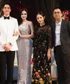 Nagita Slavina tampil mengenakan long dress hitam dengan bordiran bunga, didampingi suaminya Raffi Ahmad yang mengenakan setelan jas hitam. [@raffinagita1717]