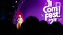 Komika Boah Sartika saat tampil dalam acara Jakarta International Comedy Festival (Jicomfest) 2023 di Tennis Indoor Senayan, Jakarta, Sabtu (16/12/2023). (Liputan6.com/Herman Zakharia)