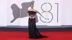 Aktris Bollywood Amy Jackson berpose di hadapan fotografer setibanya pada pemutaran perdana film 'Beetlejuice Beetlejuice' dan upacara pembukaan Festival Film Venice ke-81, Rabu (28/8/2024). (Photo by Vianney Le Caer/Invision/AP)