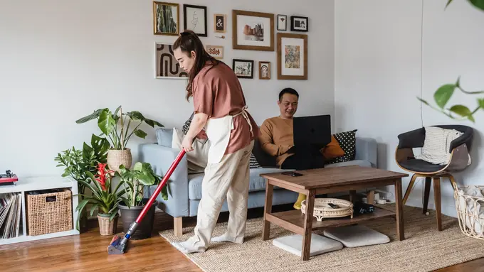 Peran perempuan adalah mengurus pekerjaan rumah