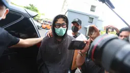 Musisi sekaligus aktor, Onadio Leonardo atau akrab disapa Onad, saat tiba di Polres Jakarta Barat pada Senin (3/11/2025). (Kapanlagi.com/Budy Santoso)