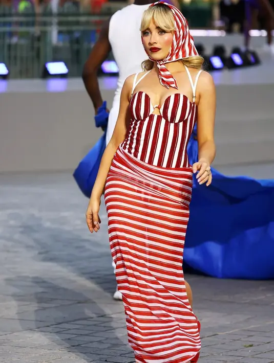 Sabrina muncul mengenakan koleksi Jacquemus, yang memberikan penghormatan terhadap olahraga air. [Foto: Instagram/sabrina_carpenenter.fan]