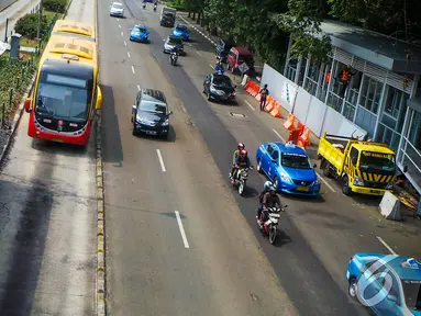 Pengerjaan pembangunan Halte Transjakarta Masjid Agung Al Azhar, Jakarta, Sabtu (6/9/2014) (Liputan6.com/FAizal Fanani)