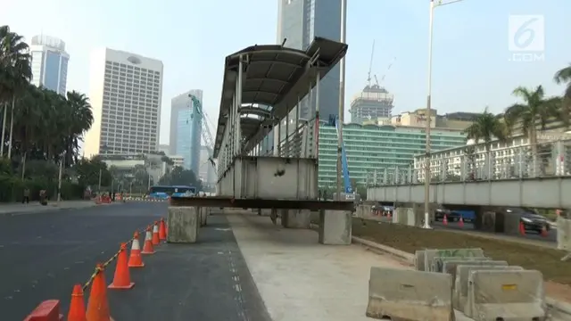Pembongkaran Jembatan Penyeberangan Orang (JPO) di Jalan MH Thamrin Dihentikan sementara. Pembongkaran akan dilanjutkan malam ini