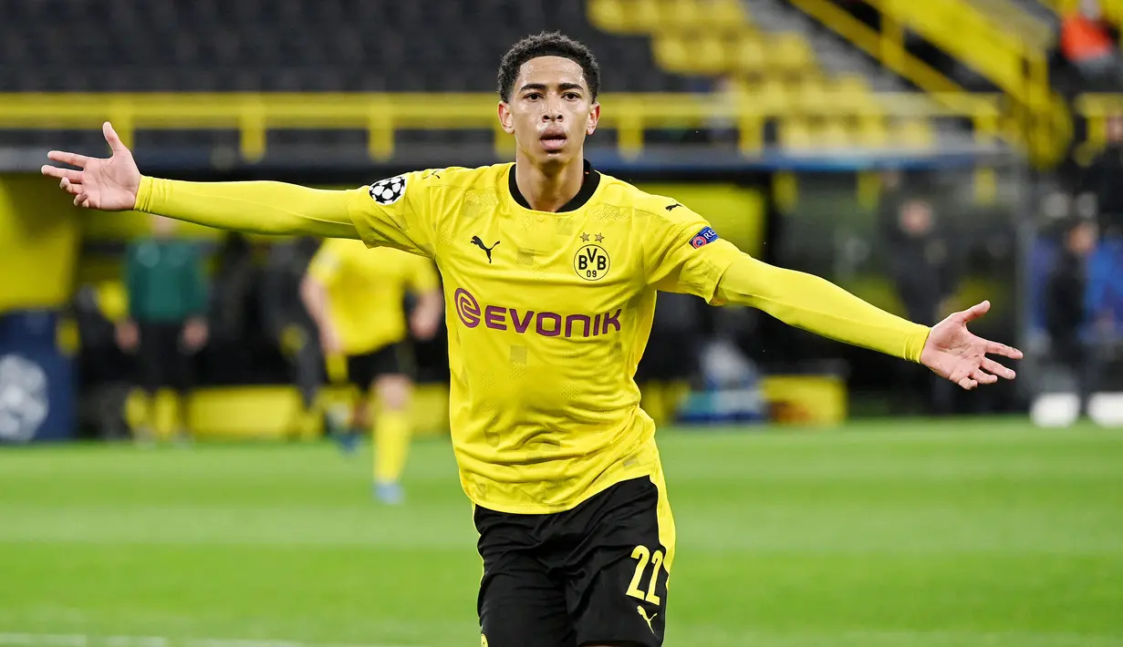 Jude Bellingham - Kemampuan Gelandang muda Borussia Dortmund ini dalam mengolah si kulit bundar membuatnya menjadi incaran klub top Eropa. Pemain asal Inggris itu mengalami kenaikan harga sebesar 15 juta euro dan saat ini memiliki harga mencapai 70 juta euro. (AFP/Ina Fassbender)
