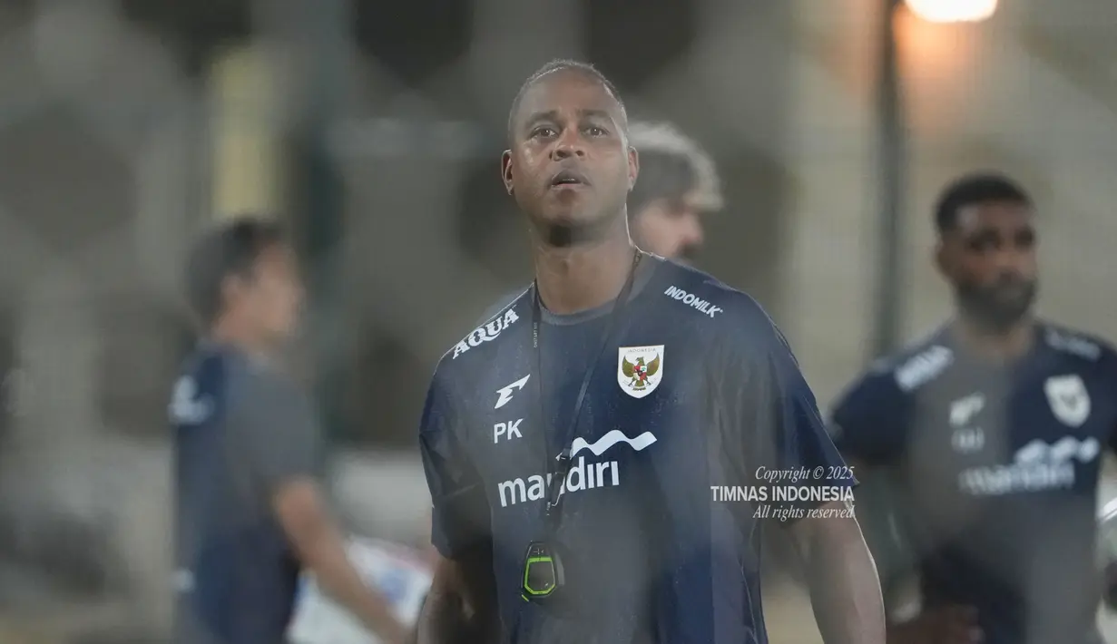 Pelatih Timnas Indonesia, Patrick Kluivert, memimpin langsung sesi latihan pertama di lapangan latihan King Abdullah Sports City, Jeddah, pada Jumat (4/10/2025) malam waktu setempat. (Dok. Timnas Indonesia)