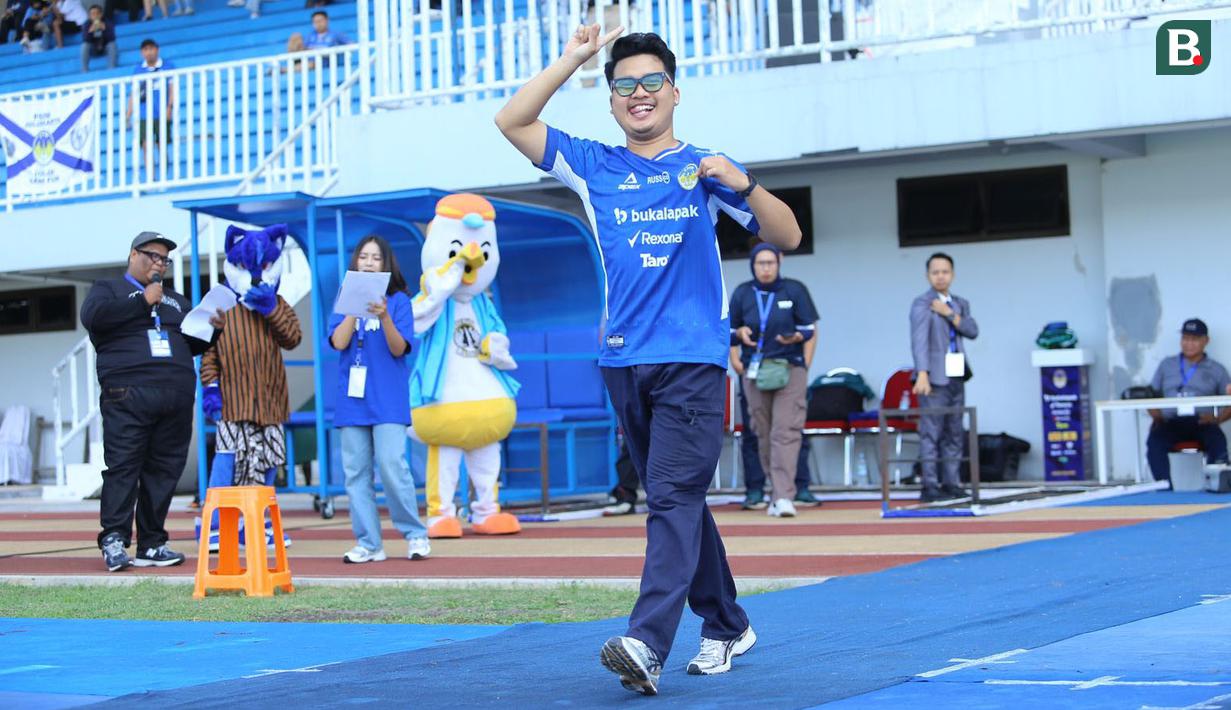 Seorang model pria memperagakan jersey kandang PSIM Yogyakarta untuk mengarungi Liga 2 2024/2025 dalam acara launching skuad dan jersey PSIM Yogyakarta sebelum partai uji coba melawan Deltras FC di Stadion Mandala Krida, Yogyakarta, Sabtu (24/8/2024). (Bola.com/Ana Dewi)