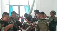 Penanganan satu orang prajurit yang alami luka-luka usai pos penjagaan TNi diserang keolompok Separatis OPM di Papua Barat Daya. (Dok Puspen TNI)