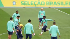 Penyerang Brasil, Vinicius Junior (kanan) bersama rekan setimnya menghadiri sesi latihan menjelang pertandingan sepak bola FIFA Matchday melawan Spanyol di tempat latihan Ciudad Real Madrid di Valdebebas pinggiran kota Madrid, pada tanggal 25 Maret 2024. (Pierre-Philippe MARCOU/AFP)